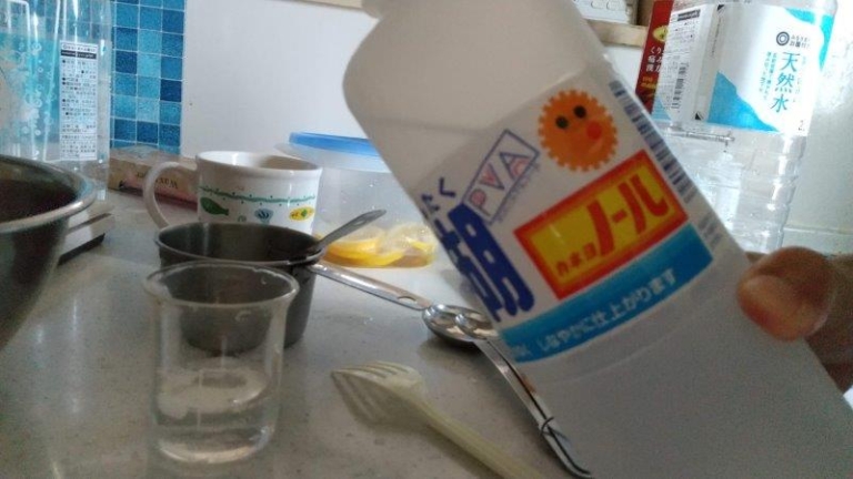 スライムを作る。洗濯糊と水の分量を測りながらな。 残念パパとひまつぶし